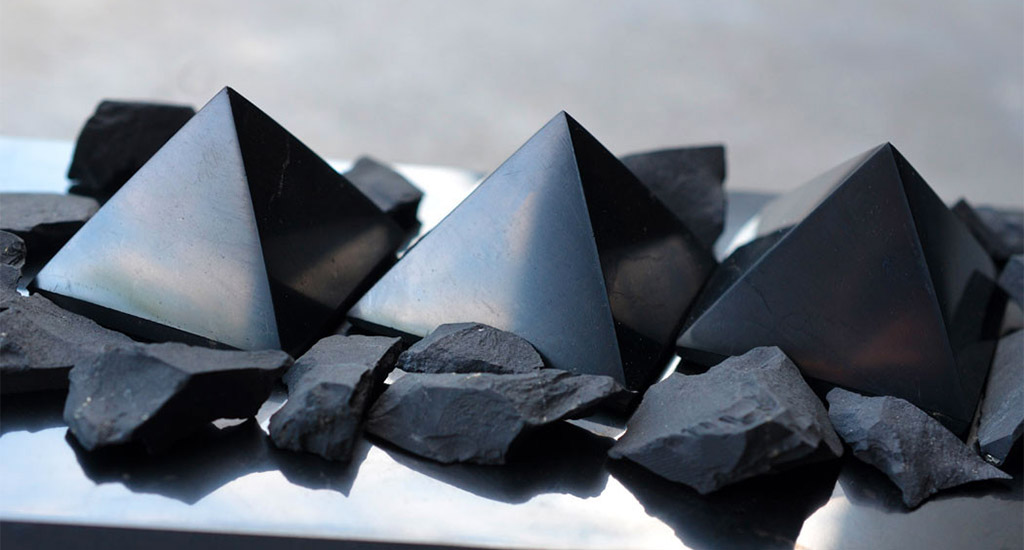 Shungite: la pietra che protegge dai campi elettromagnetici