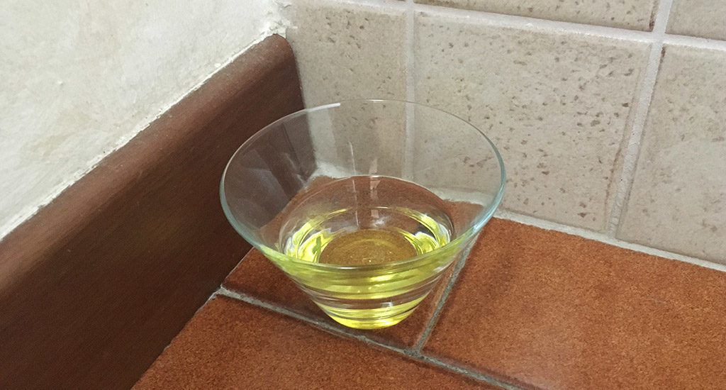 Ciottola con acqua e sale grosso negli angoli principali della casa